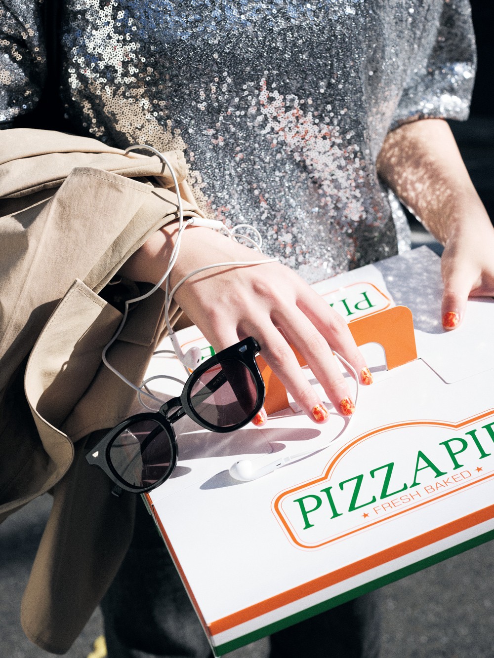 ウエア、サングラス、イヤホン＊スタイリスト私物