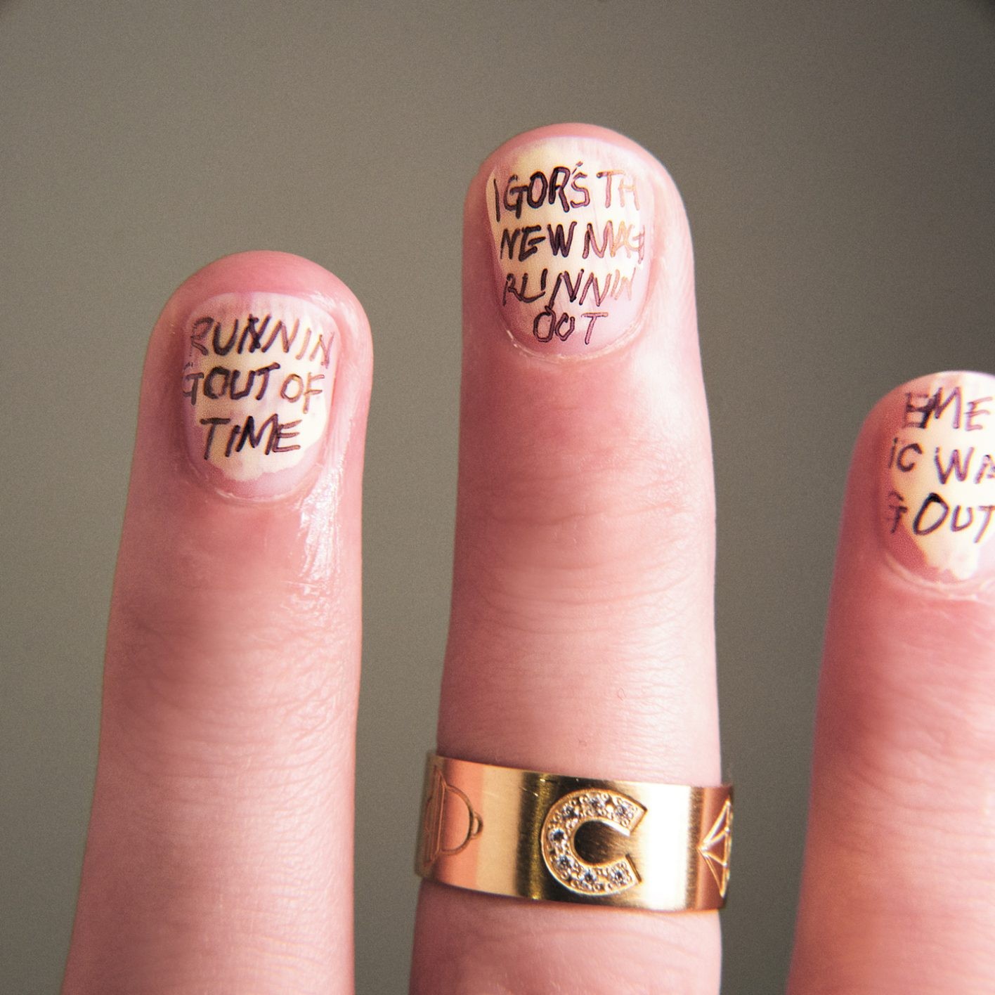 リング ¥330,000（トーカティブ | トーカティブ 表参道）　左上 トリプルフィンガーリング ¥79,200（コールムーン）、薬指のリング ¥36,300（アサミフジカワ | 共にショールーム セッション）