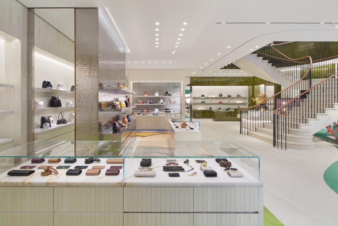 銀座ロエベの旗艦店 - Slide:3