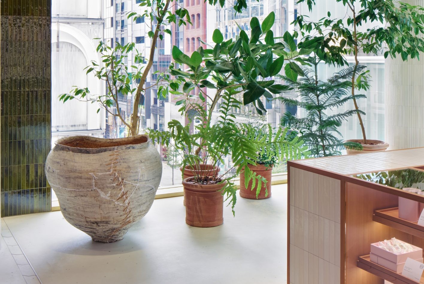 銀座ロエベの旗艦店 - Slide:8