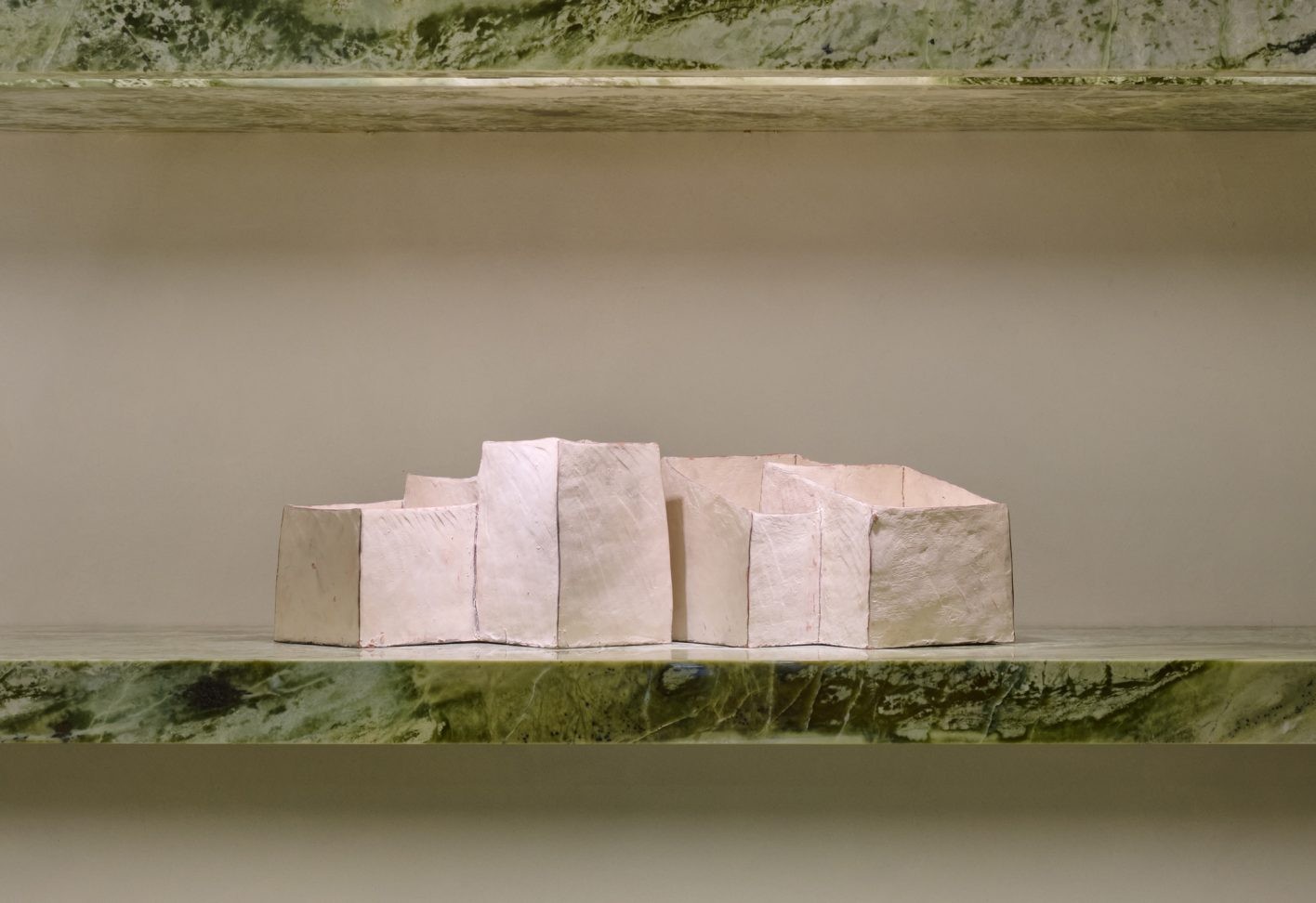 銀座ロエベの旗艦店 - Slide:2