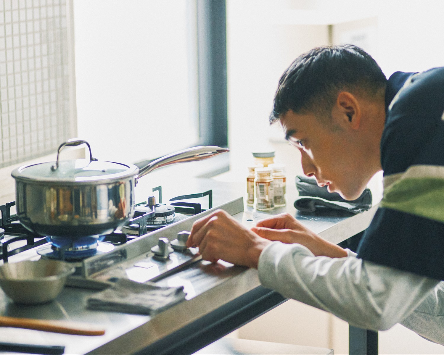 モデルUTA、ヘックスクラッドの鍋で作る「バターチキンカレー」