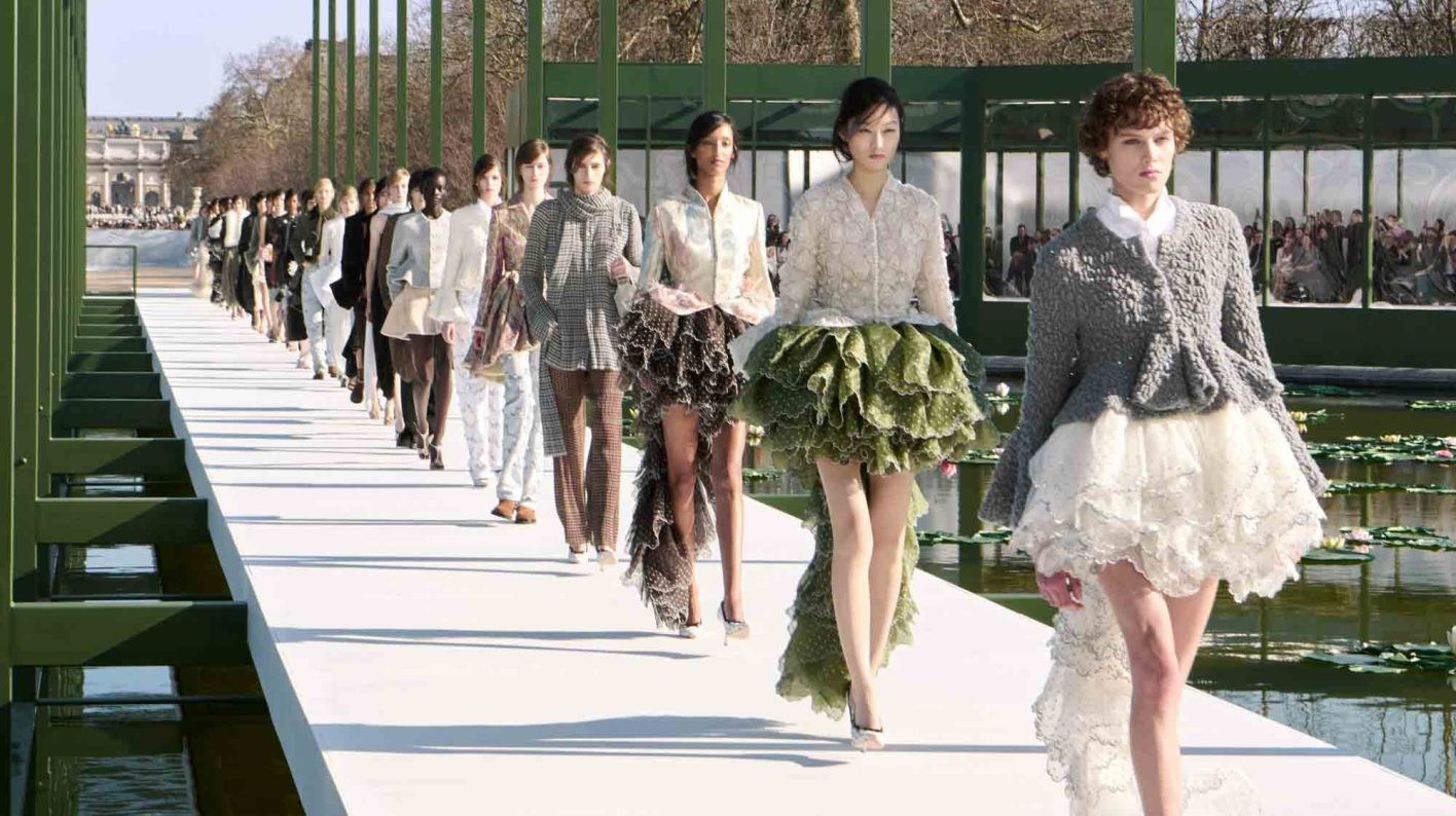 〈ディオール〉がパリの庭園で描いた、伝統と遊び心が交差する新たな世界