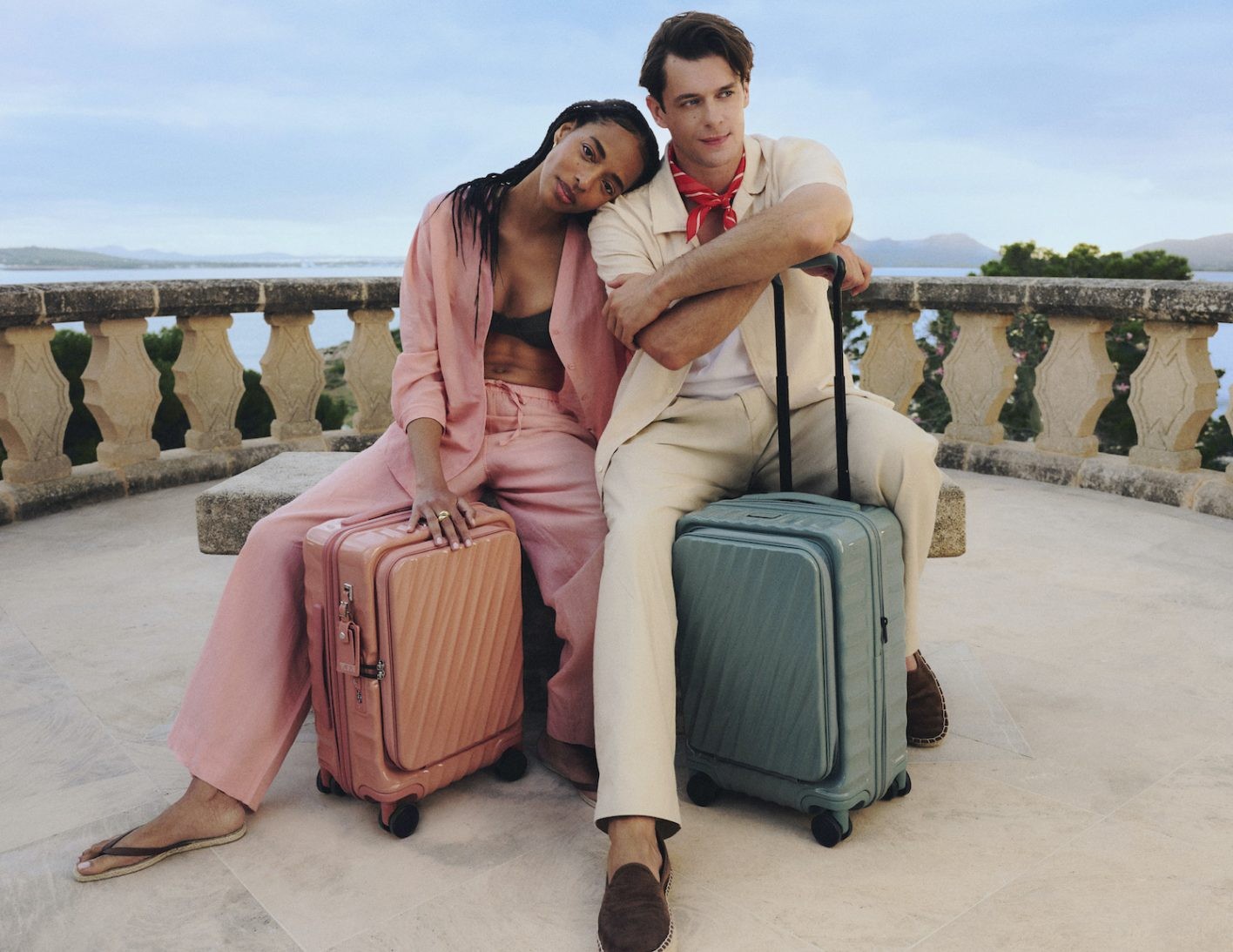 TUMIの2026年春コレクション 地中海への旅をテーマにした大胆色を配した19ディグリーのラゲージ