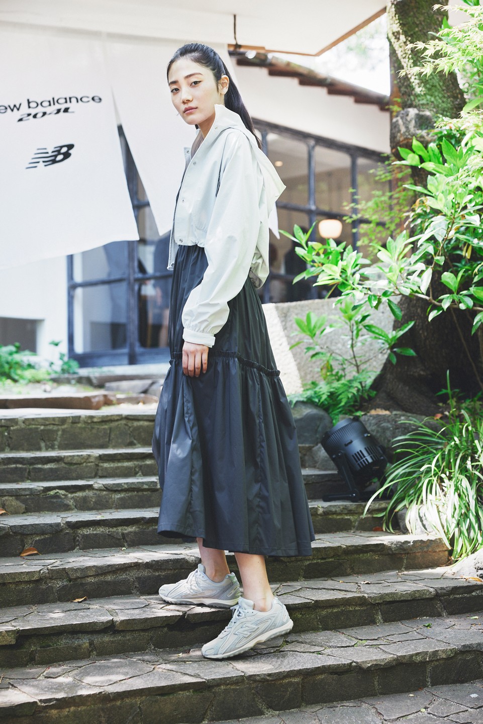 ニューバランスの〈204L〉を着用するNIKO