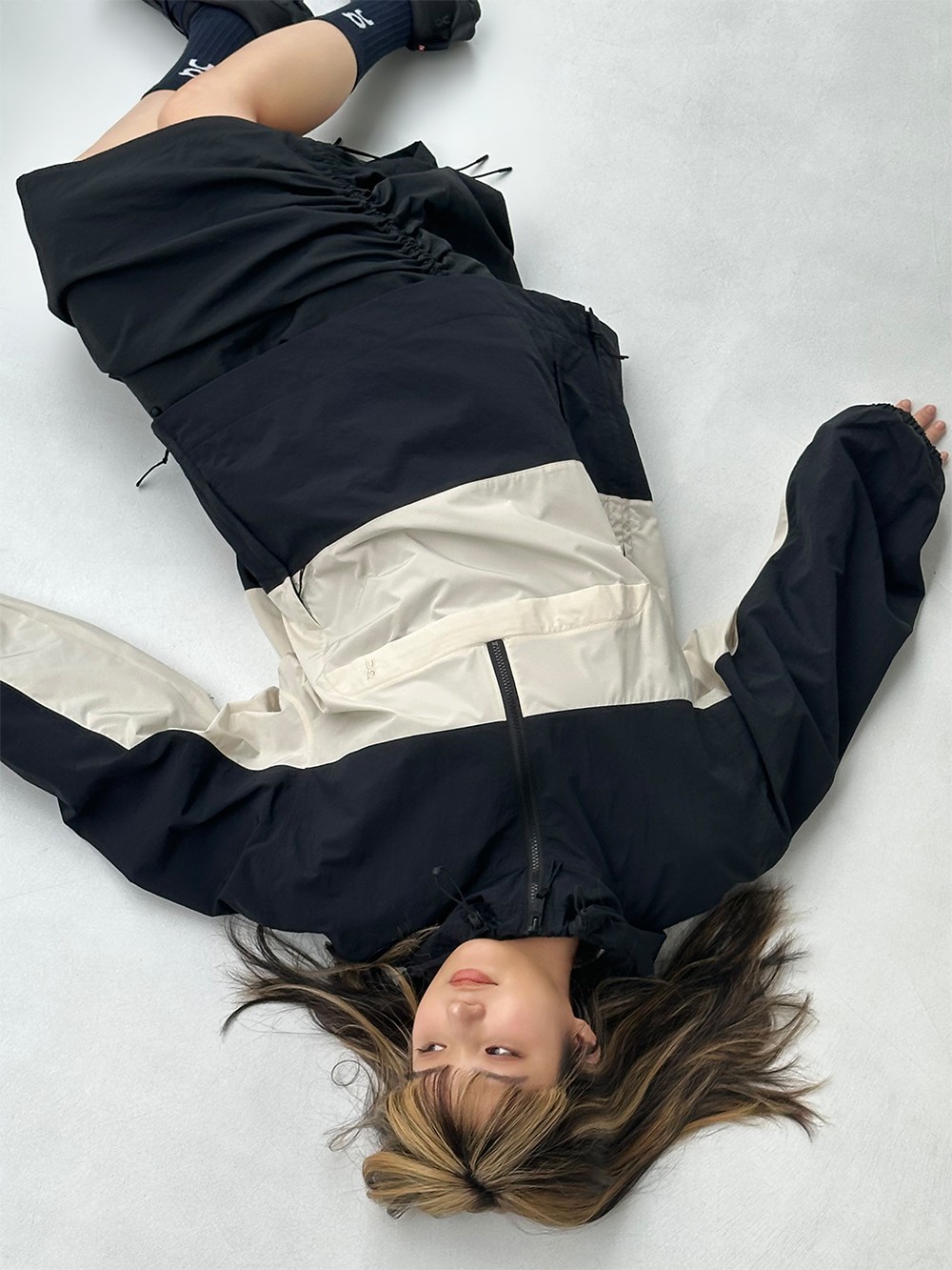 撮影の合間に。蒔田彩珠と〈オン〉ゼンデイヤ・コレクション