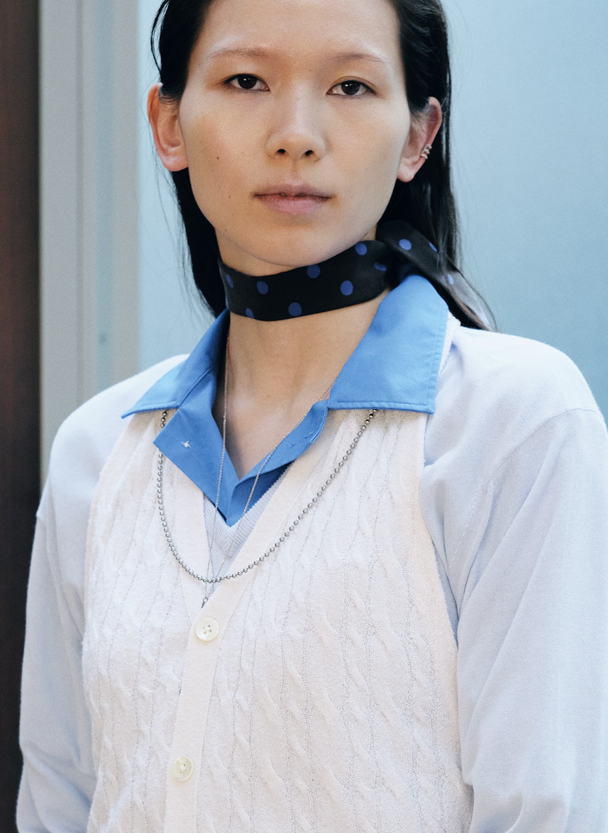 Vネックはレイヤードで個性をアピール | 【GINZA】東京発信の最新 