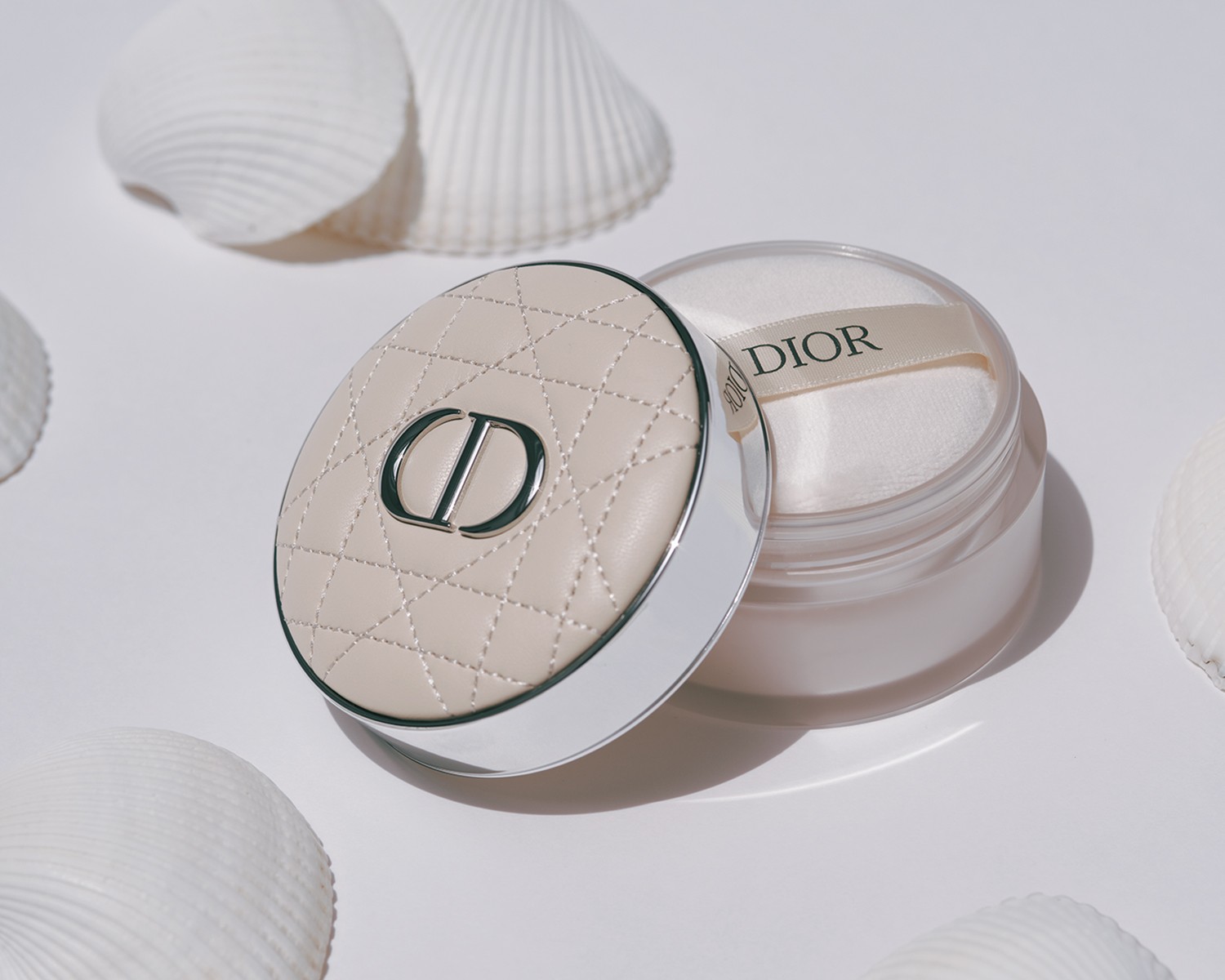 毛穴やテカリがすっと消え、“いい感じ”の肌が出現する〈DIOR〉のパウダー