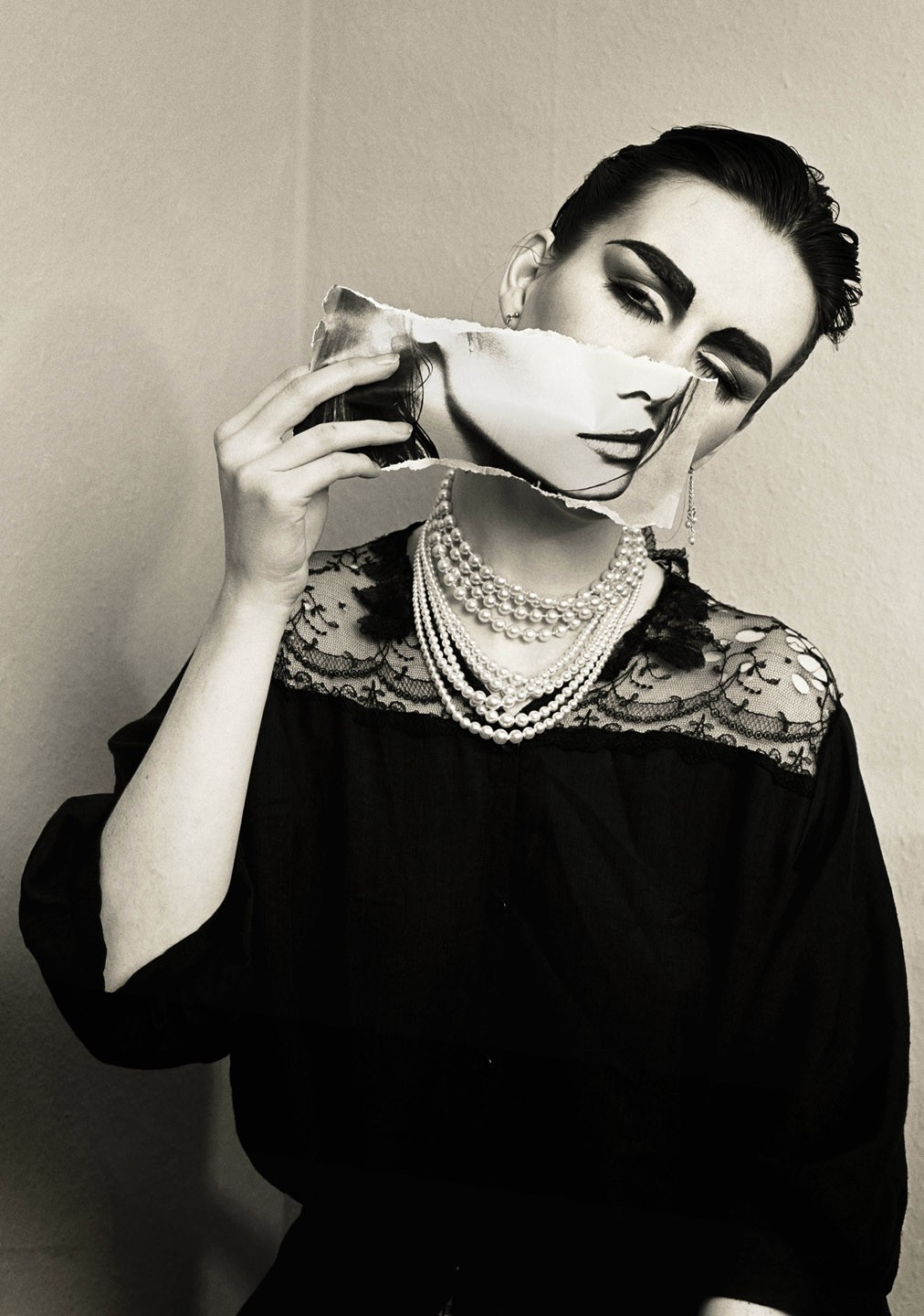 What I Do To PleaseYou I Do, 1981-2008 Photograph: birrer Digital print from original negative on photographic paper Courtesy of the artist and Modern Art © Linder
