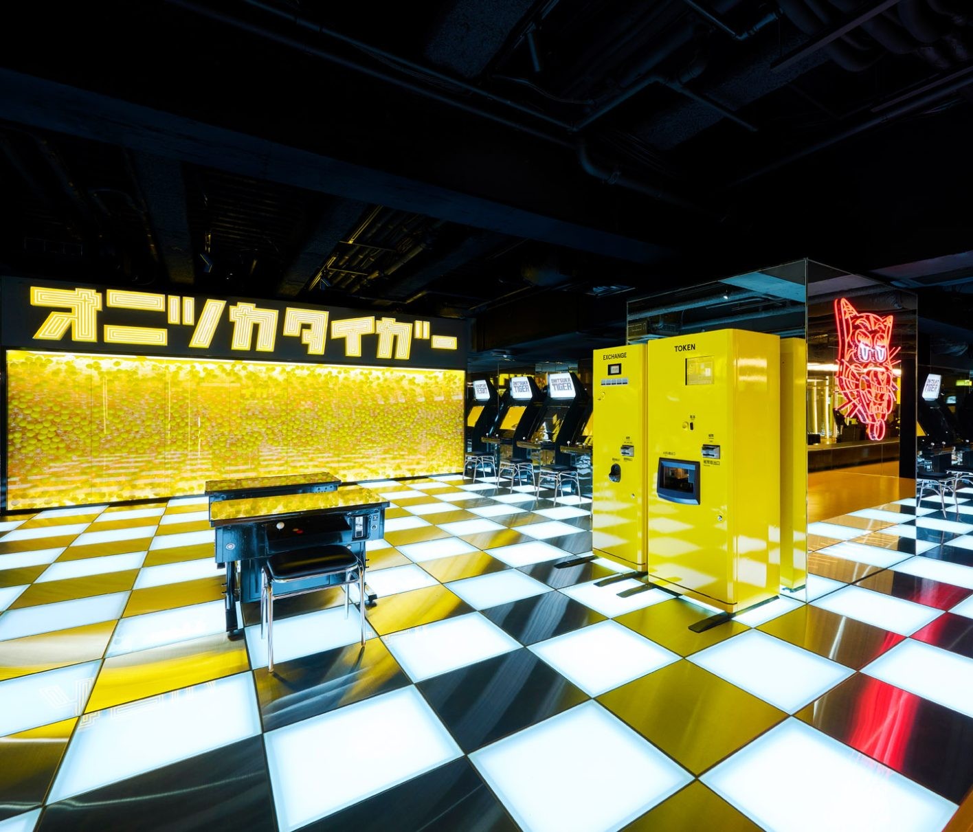 〈オニツカタイガー〉新宿グローバルフラッグシップストアのM2F