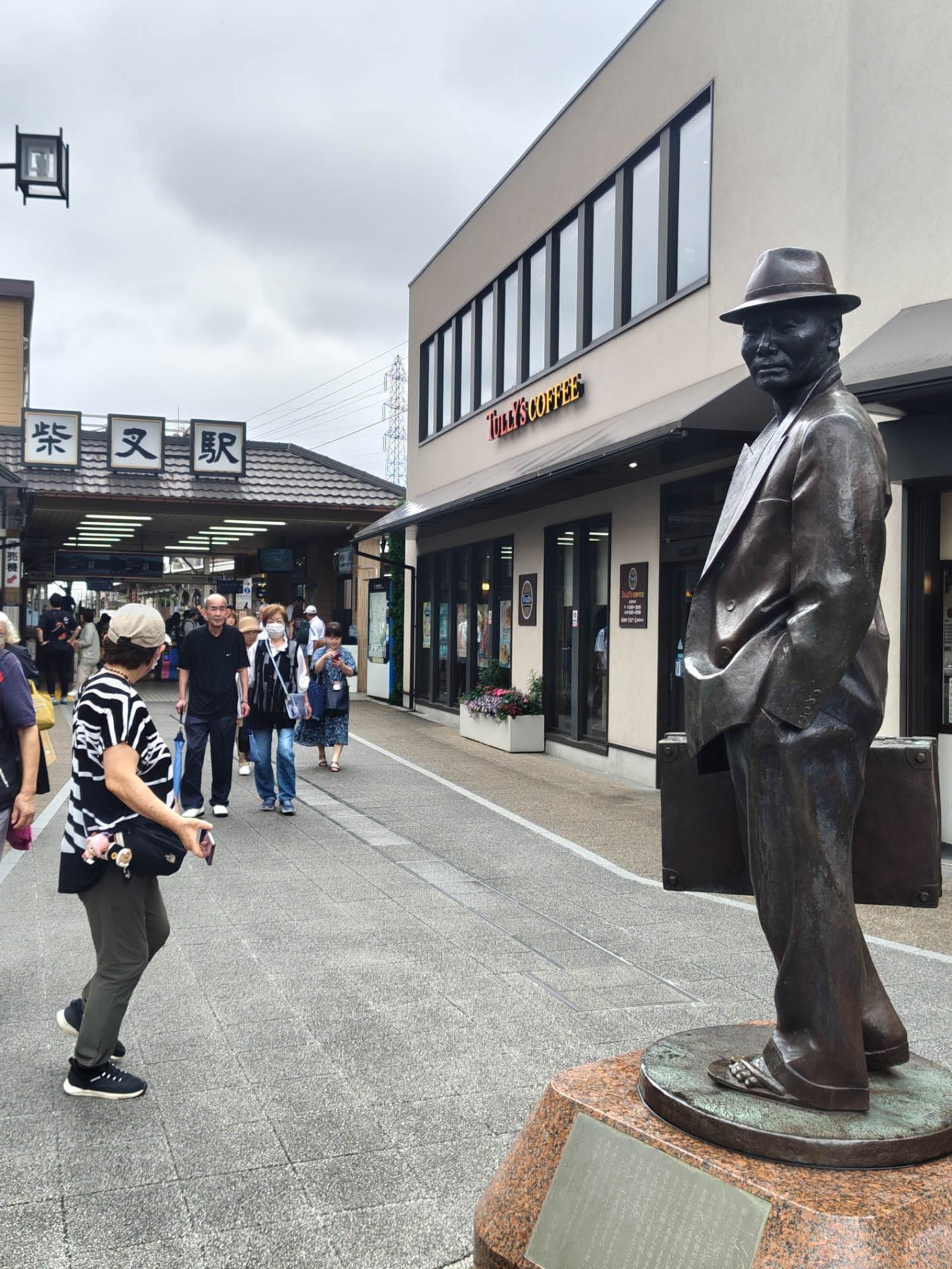 柴又駅前にある、『フーテンの寅』像