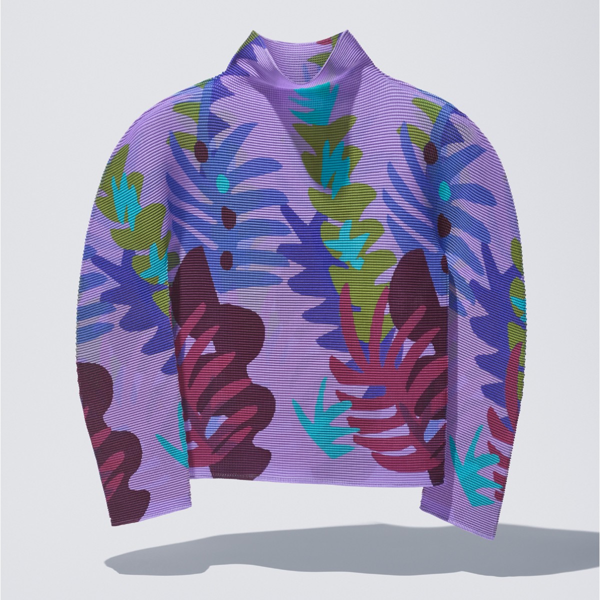 〈me ISSEY MIYAKE〉のトップスで見せる季節の移ろい