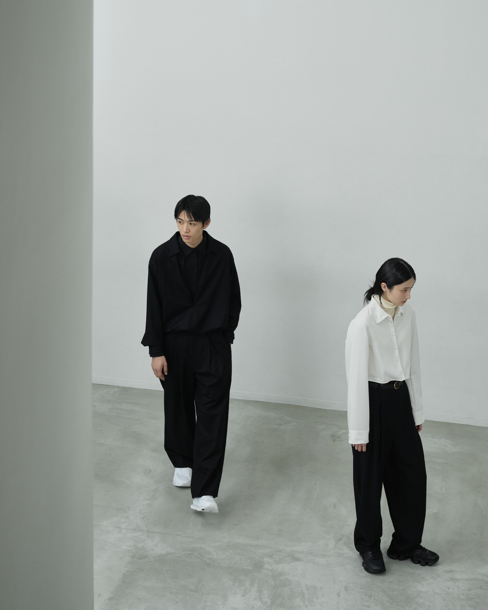 黒か白か。モノトーンなふたりの〈アブゾーブ 2000〉