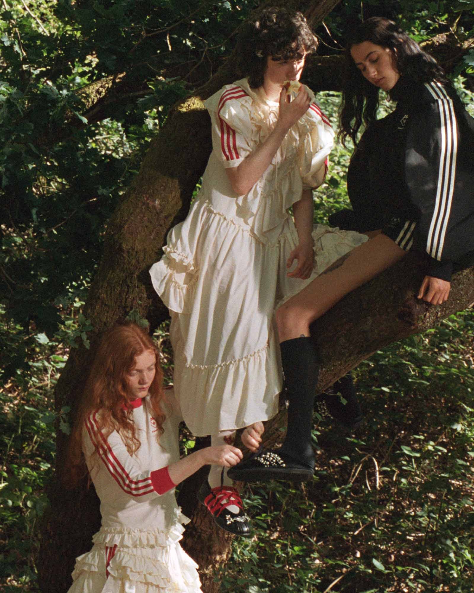 〈アディダス オリジナルス〉と〈シモーネ・ロシャ〉がコラボ！