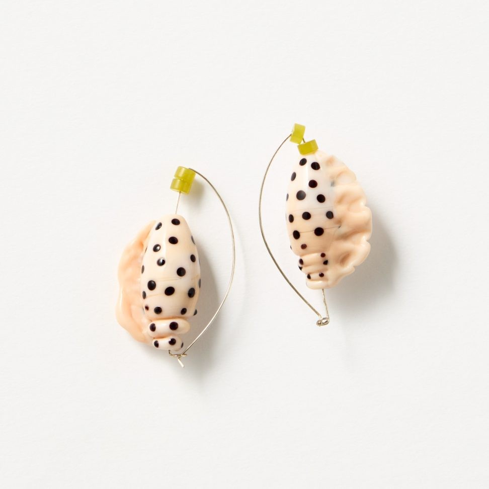 〈ニンファ ハンドメイド〉の貝ピアス