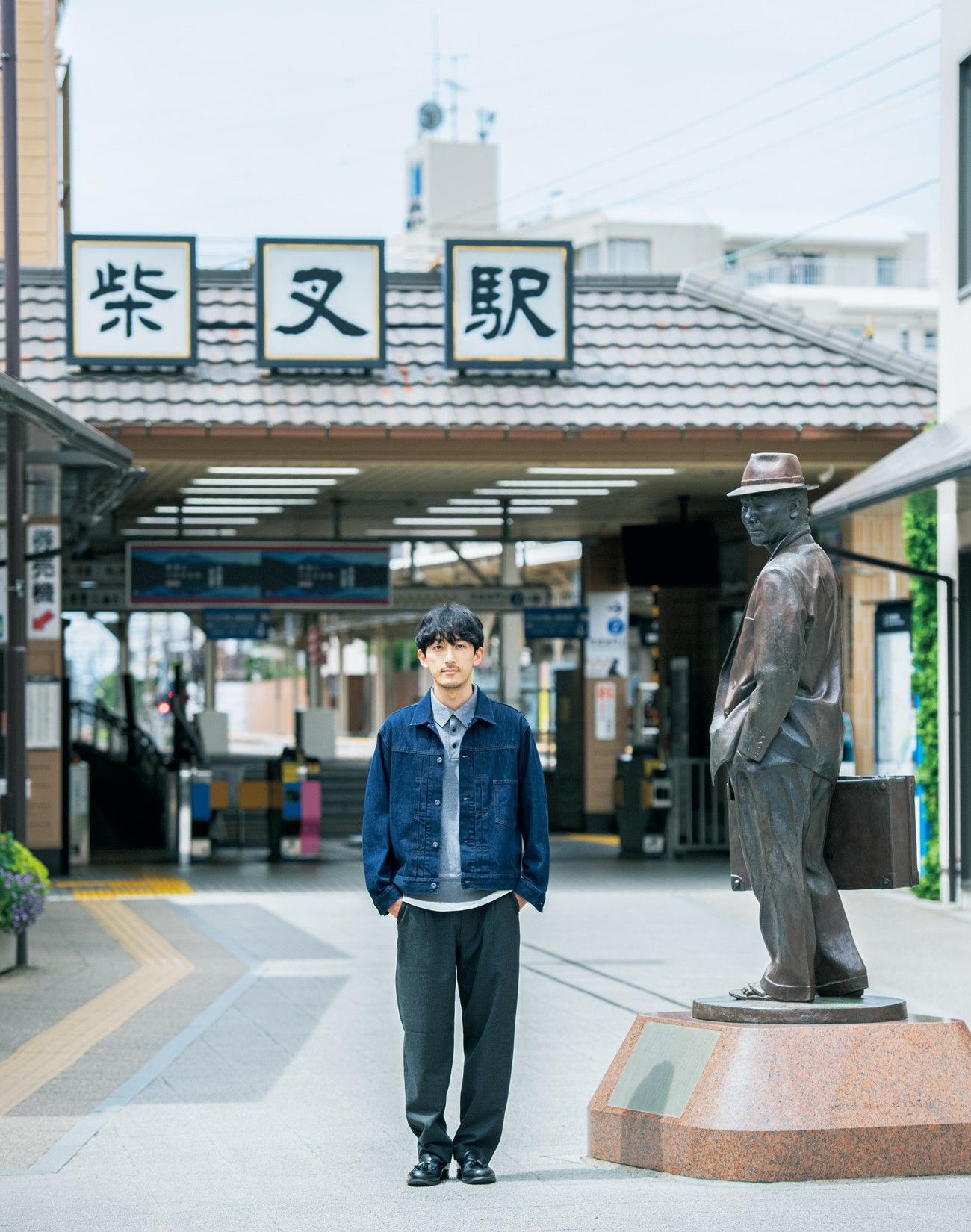 小説家の小池水音さんと葛飾柴又駅の寅さん