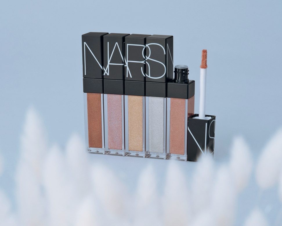 〈NARS〉瞼に奥行きと煌めきをもたらす、メタリックなリキッドアイシャドー