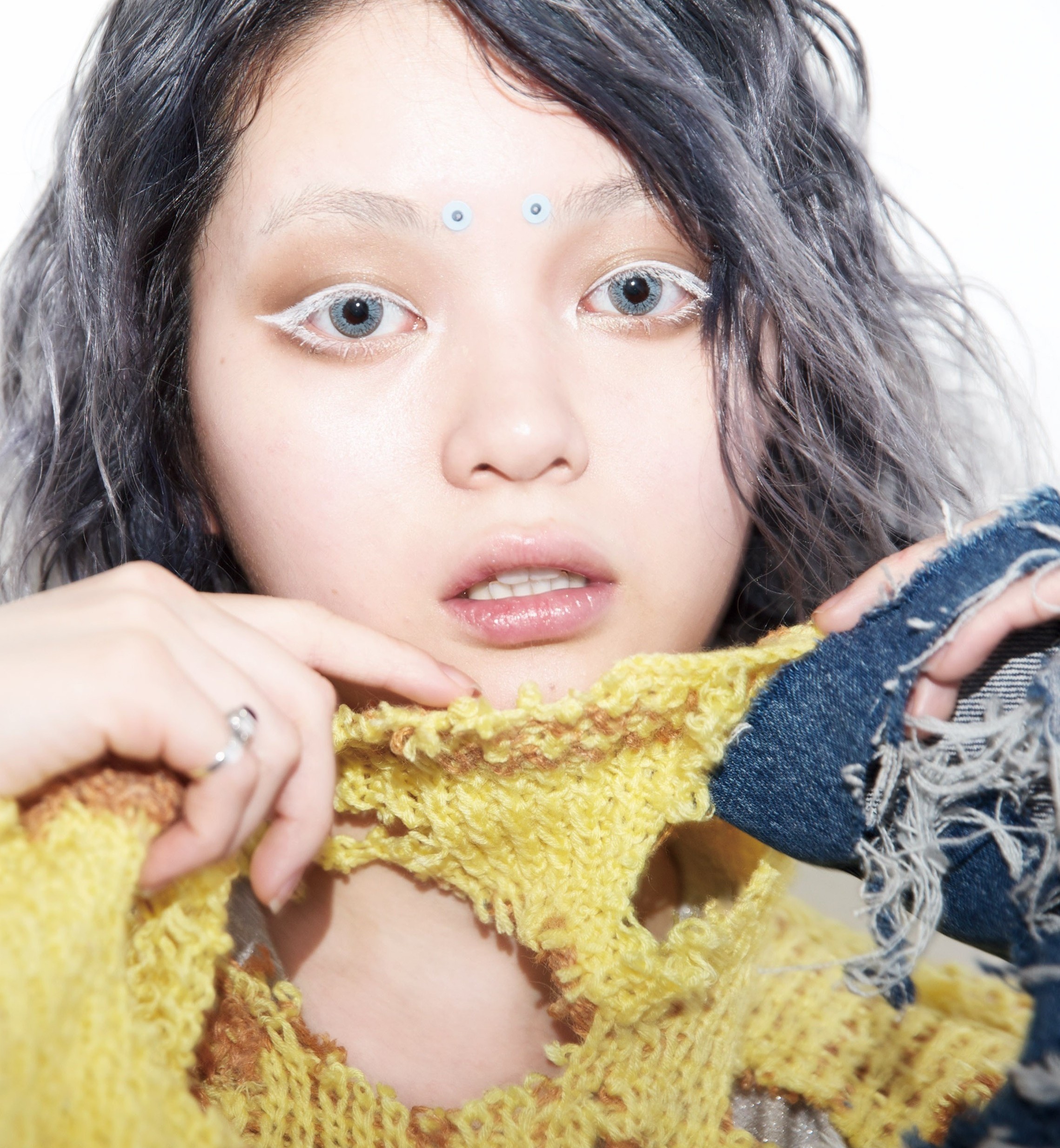 ニッポン美人化計画:スパンコールをメイクパーツとして取り入れた個性派メイク。光と闇、両極端のエッセンスを表現