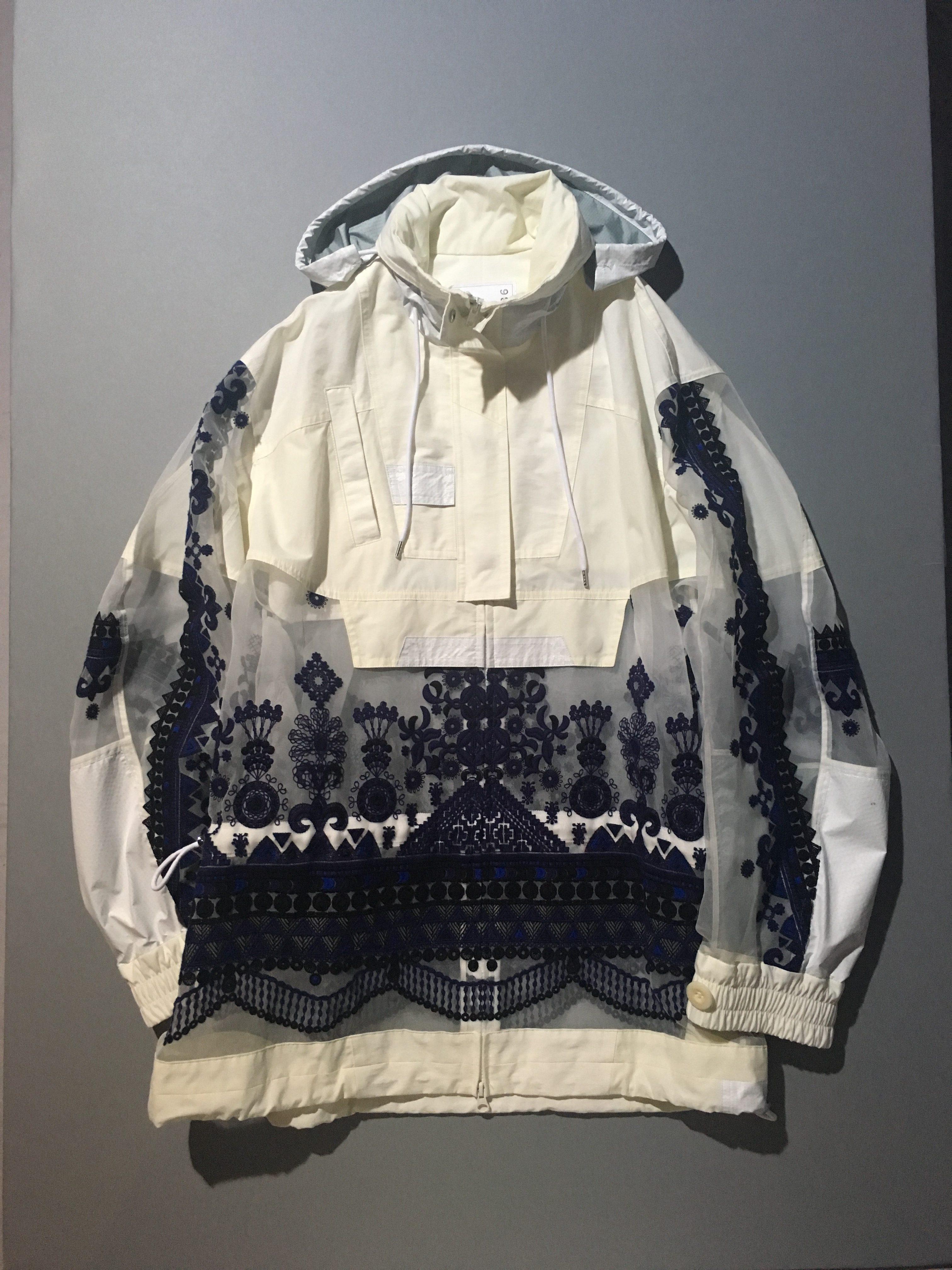 スタイリスト早川すみれさんの今月のひとめぼれ -〈sacai〉の刺繍入りスポーツブルゾン