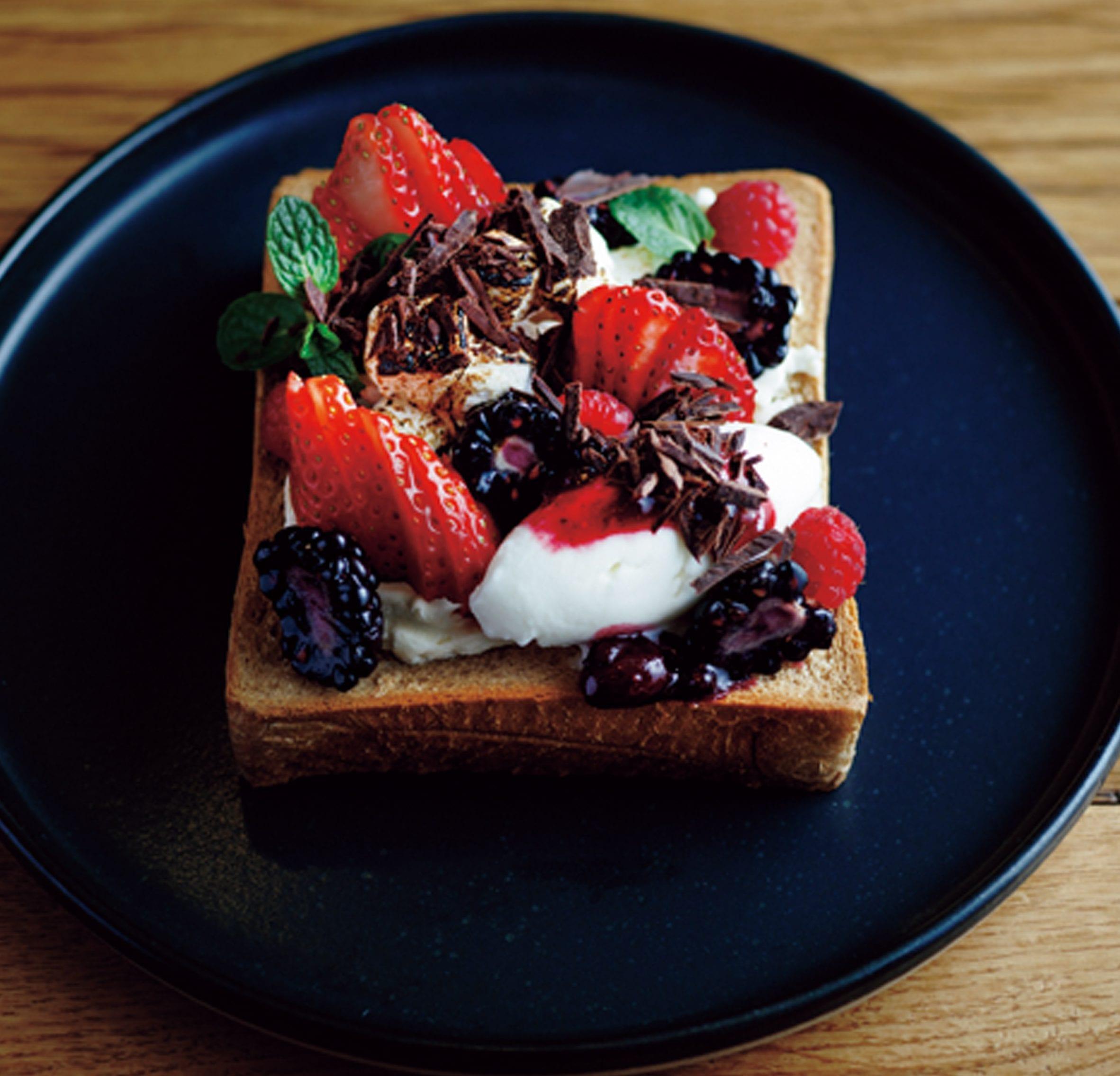 クリームチーズ、ベリー、ミントのオープンサンド