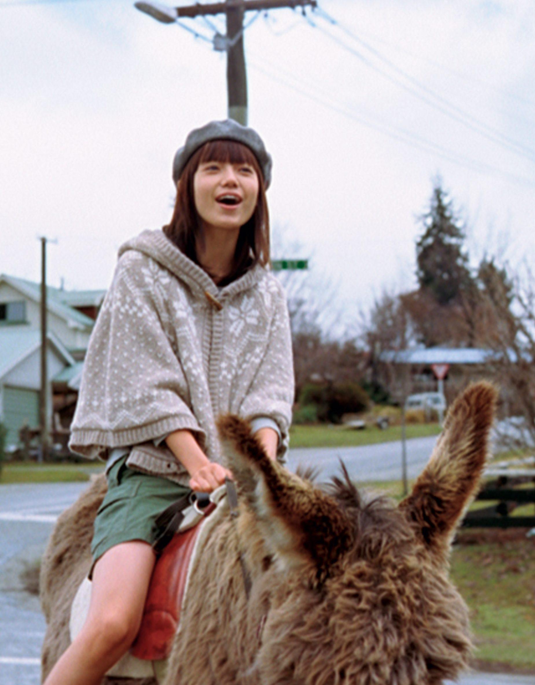 有名アートディレクターたちが選ぶ、心に刻まれたファッション広告。〈earth music&ecology〉宮崎あおいが熱唱する「1001のバイオリン」