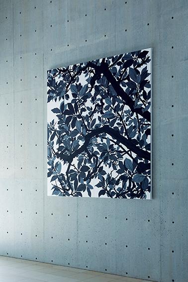 樹を見上げ、描き続ける画家、日高理恵子。静岡のヴァンジ彫刻庭園美術館で開催中の個展「日高理恵子 空と樹と」