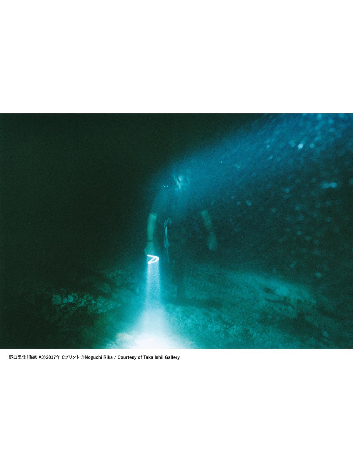 新作は、海底の月面？写真家・野口里佳が、沖縄の海底で見つけた光の環。個展『海底』がタカ・イシイギャラリーで開催中