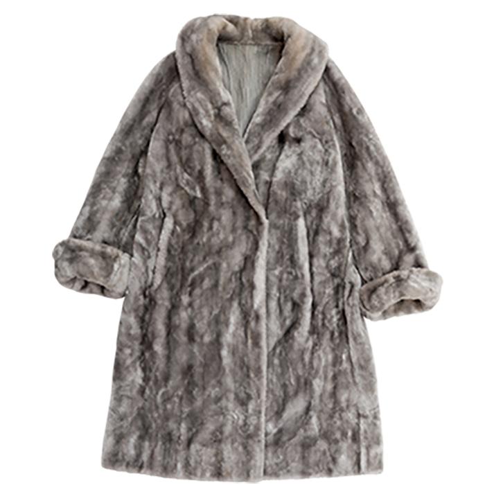 ぬいぐるみのような愛らしさだが、肩をほっそりと見せてくれる。フェイクファーコート…