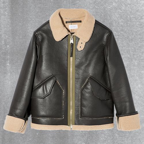 オーバーサイズが狙い目のスタンダードムートン。ジャケット ¥55,000(ホリデ…