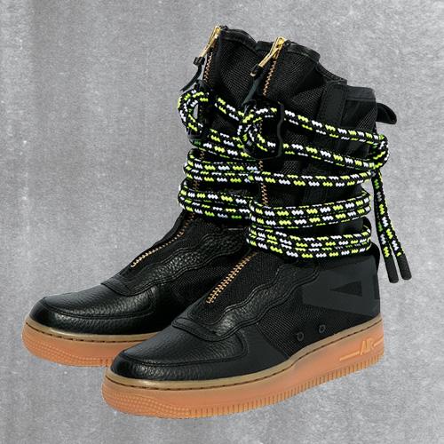 足元はゴツめのハイテク系で。スニーカー ¥20,000(ナイキ スポーツウェア …