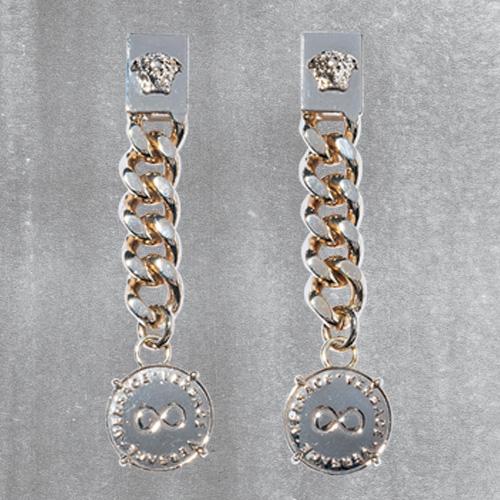 コインの金ピアスで、ブリンブリン系。ピアス ¥43,000(ヴェルサーチ | ヴ…