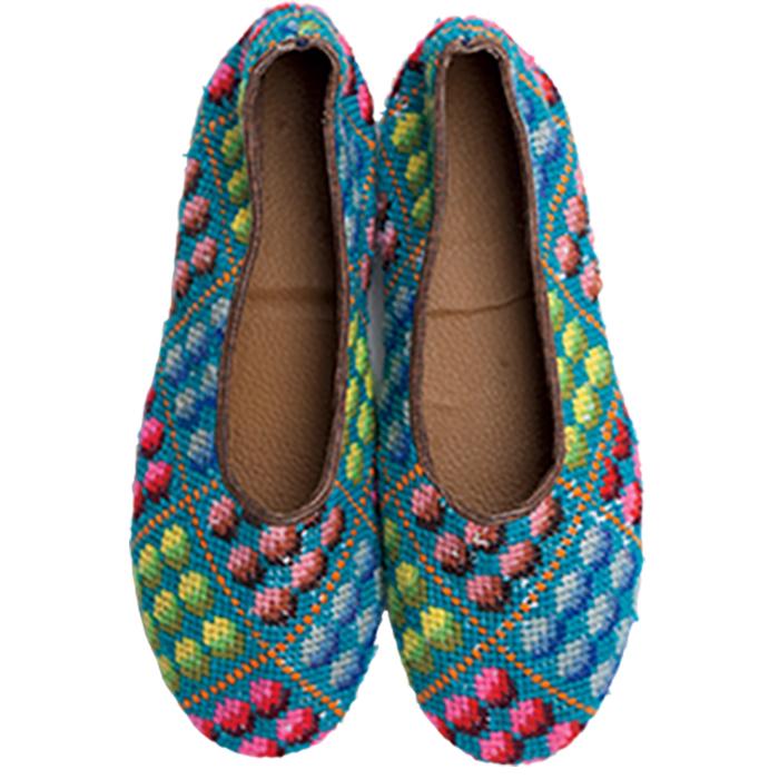 格子状のキャンバスに、グラフィカルな柄で刺繡をあしらった。フラットシューズ ¥9…