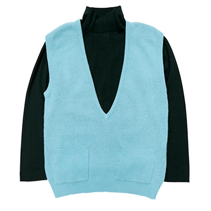 タートルネック&モードなベスト。タートルネック¥7,000、ベスト¥2,500(…