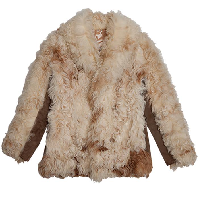 ラムファーの適度なボリュームが都会的。ジャケット ¥86,000(キアリズ ヴィ…