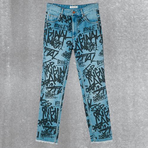 ロゴのグラフィティを配した5ポケットジーンズ。パンツ ¥41,000(イザベル …