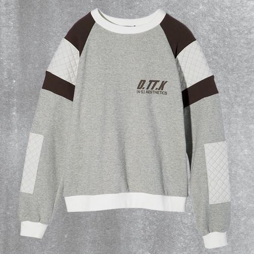 キルティングのパッチ付き。メンズを辛口に。トップ ¥26,000(ディーティーテ…