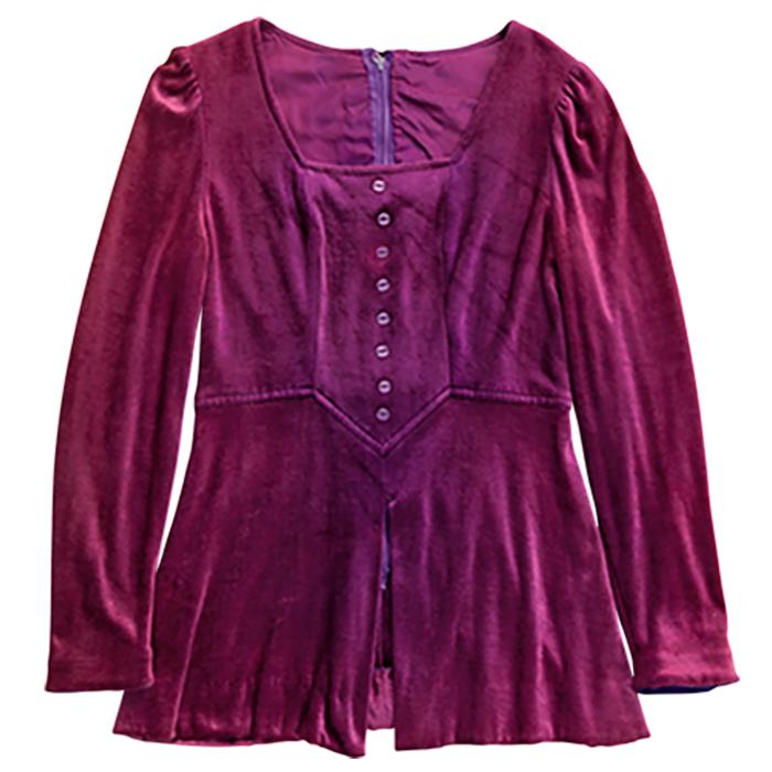 フロントのボタンや裾のスリットが表情を加える、鮮やかなパープルのペプラム。トップ…