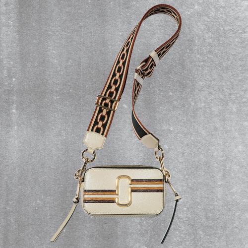 ゴールドのダブル Jに太ストラップのクロスボディ。バッグ H10.5×W18.5…