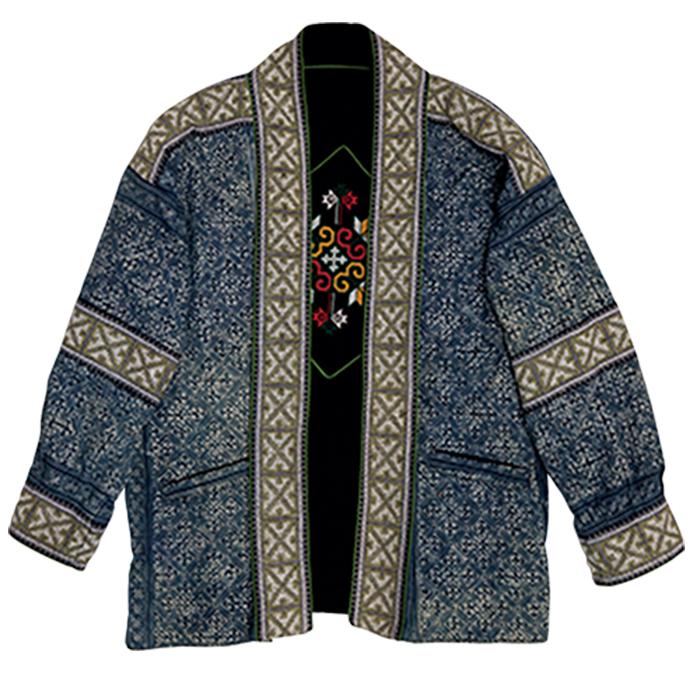 オリエンタルなムードのこちらは、リバーシブルで表情ががらりと変わる。ガウン ¥1…