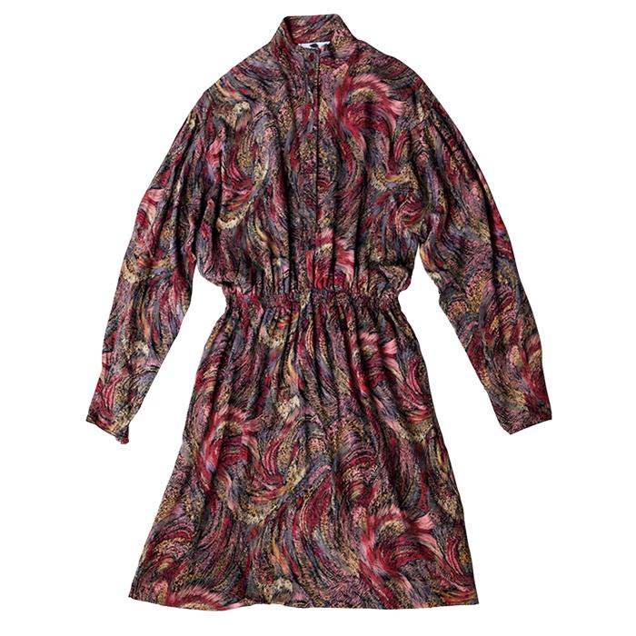 グラフィカルな柄のドレス。首元をストイックに閉めたら、背筋を伸ばして着たい1枚。…