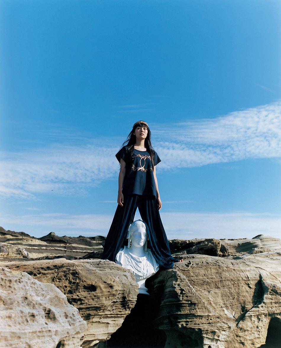 谷岸玲那が〈シャネル〉を纏って ピュアなラッキーガール、降臨!