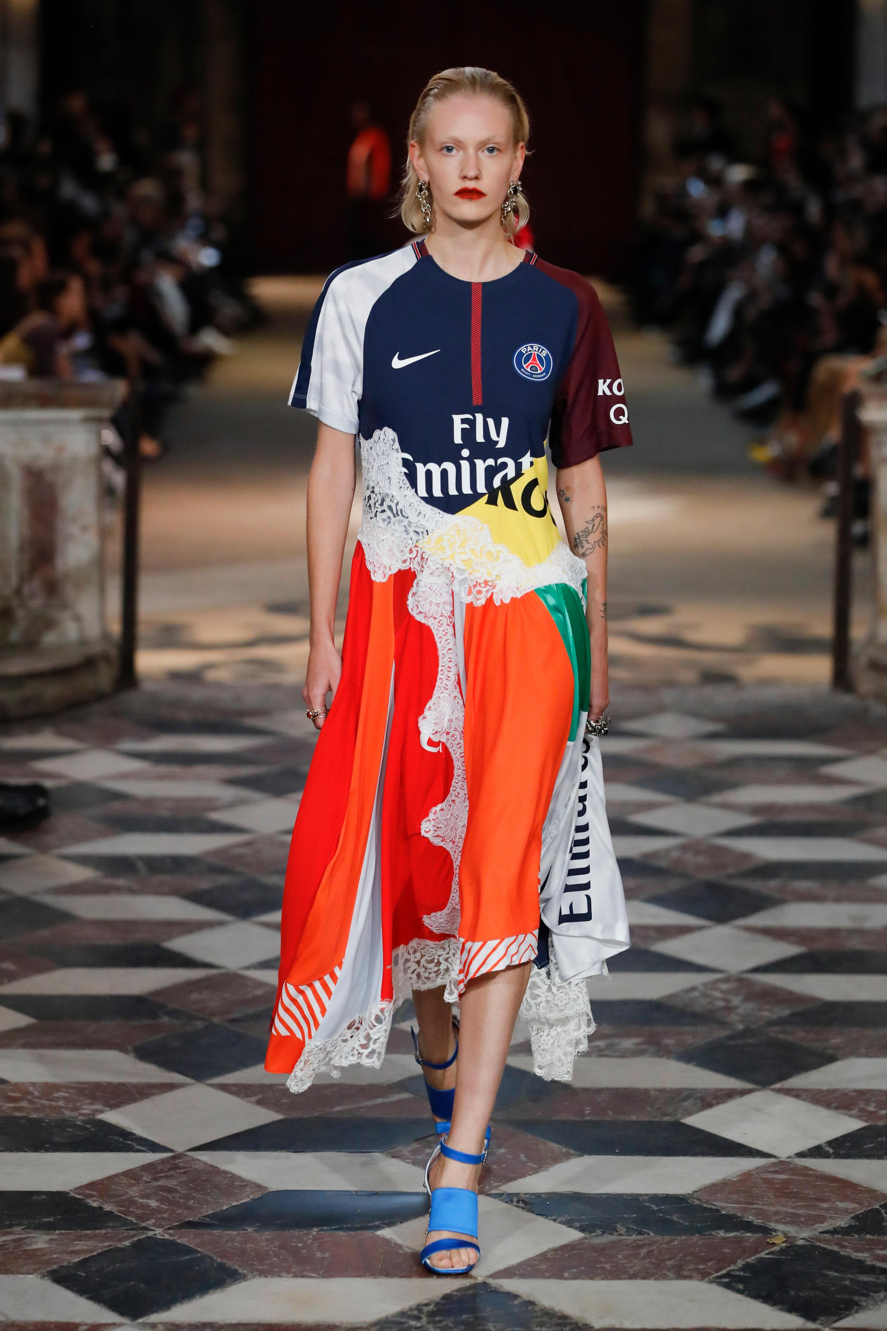 〈KOCHE〉〈JOUR/NE〉〈AALTO〉 新進ブランドと企業ロゴの熱愛関係 2018年春夏コレクションレポート Paris03