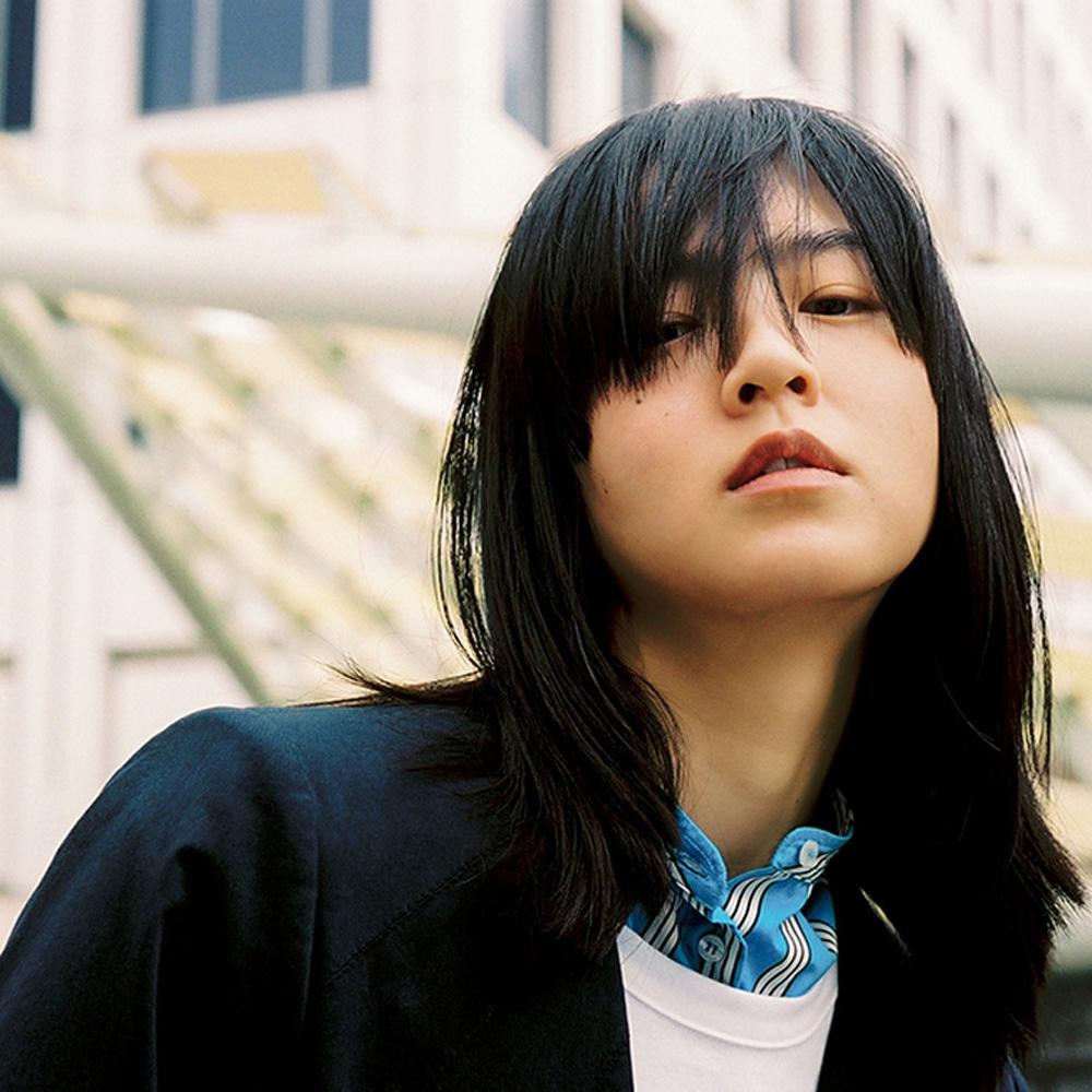 春、髪を切ろう!極めてモダンなナードバングヘア