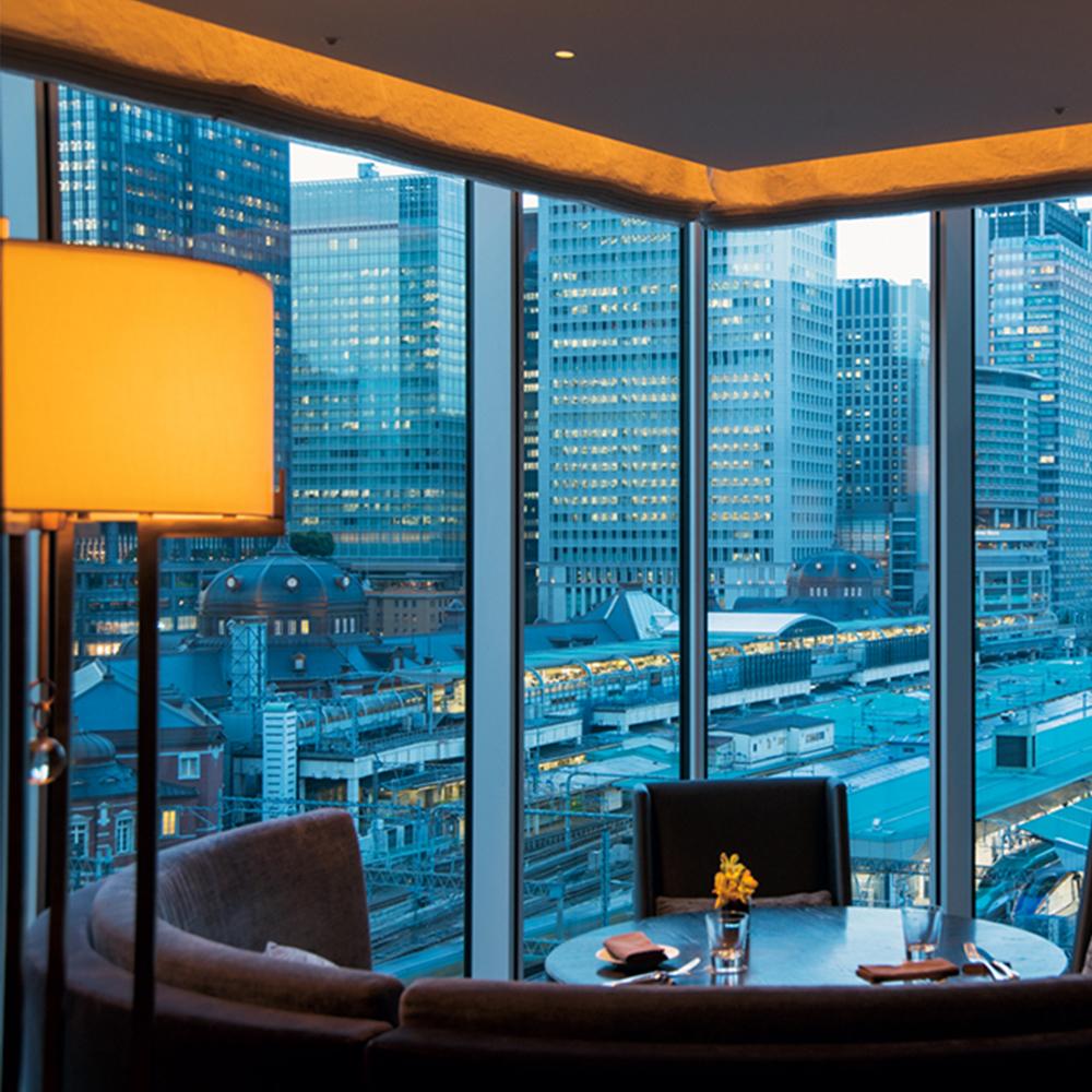 夏、夕暮れの空を見ながらホテルでフリーフロー フォーシーズンズホテル丸の内 東京