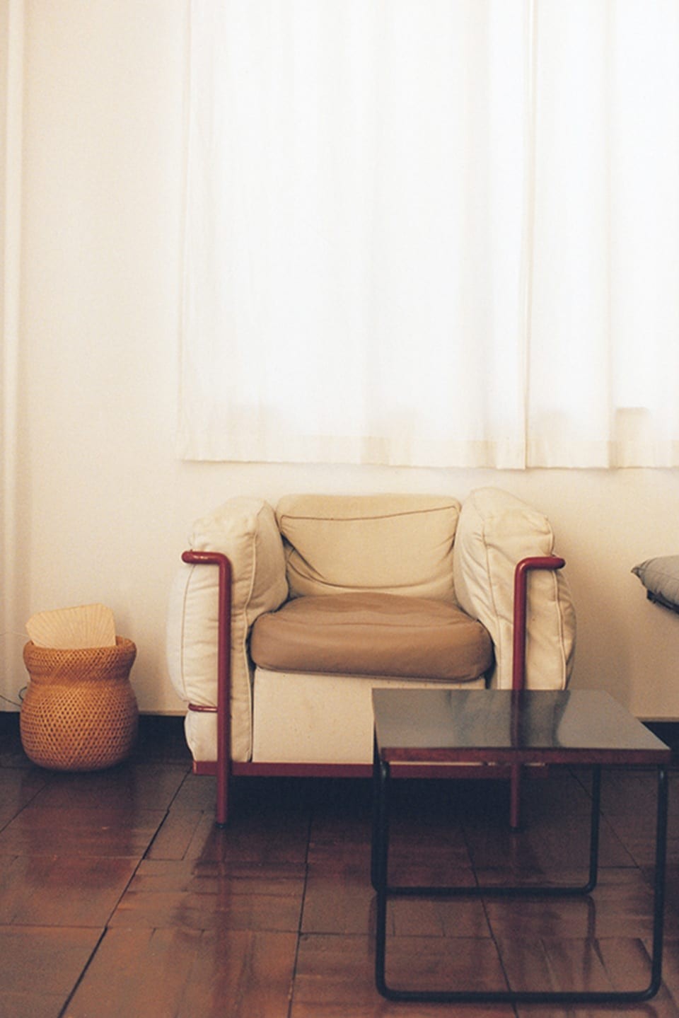 ミニマルな美意識が貫かれた、日常の静かな時間「彼女と、光の射す東京の部屋。」vol.3 - Slide:3