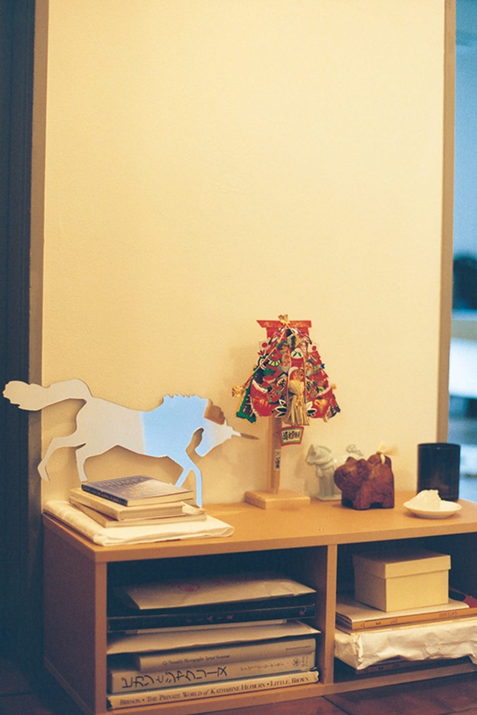 ミニマルな美意識が貫かれた、日常の静かな時間「彼女と、光の射す東京の部屋。」vol.3 - Slide:2