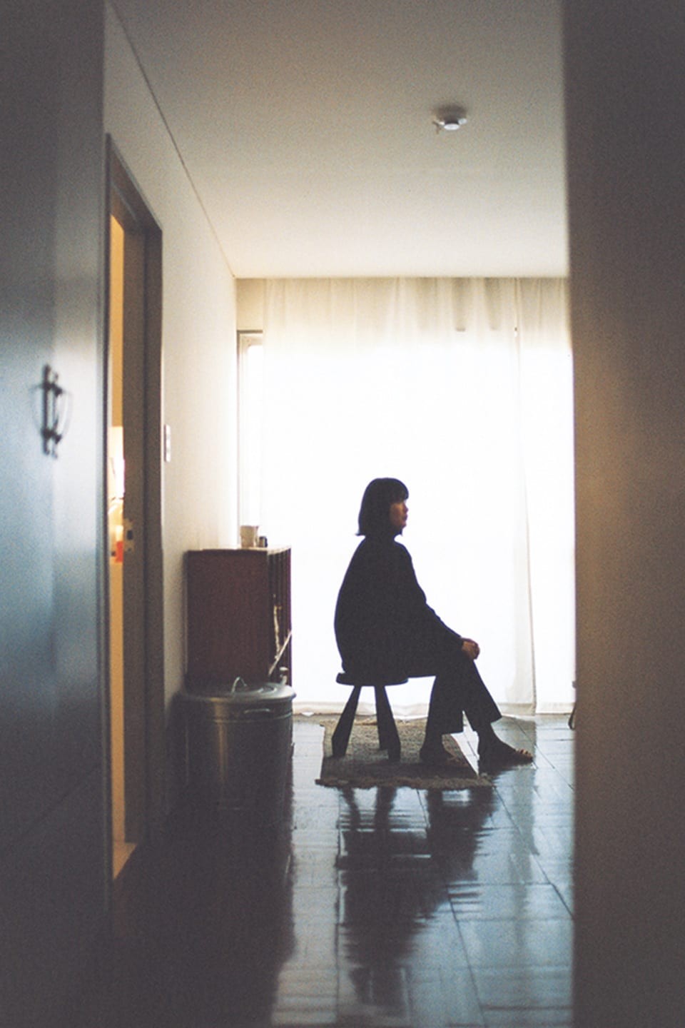 ミニマルな美意識が貫かれた、日常の静かな時間「彼女と、光の射す東京の部屋。」vol.3 - Slide:4