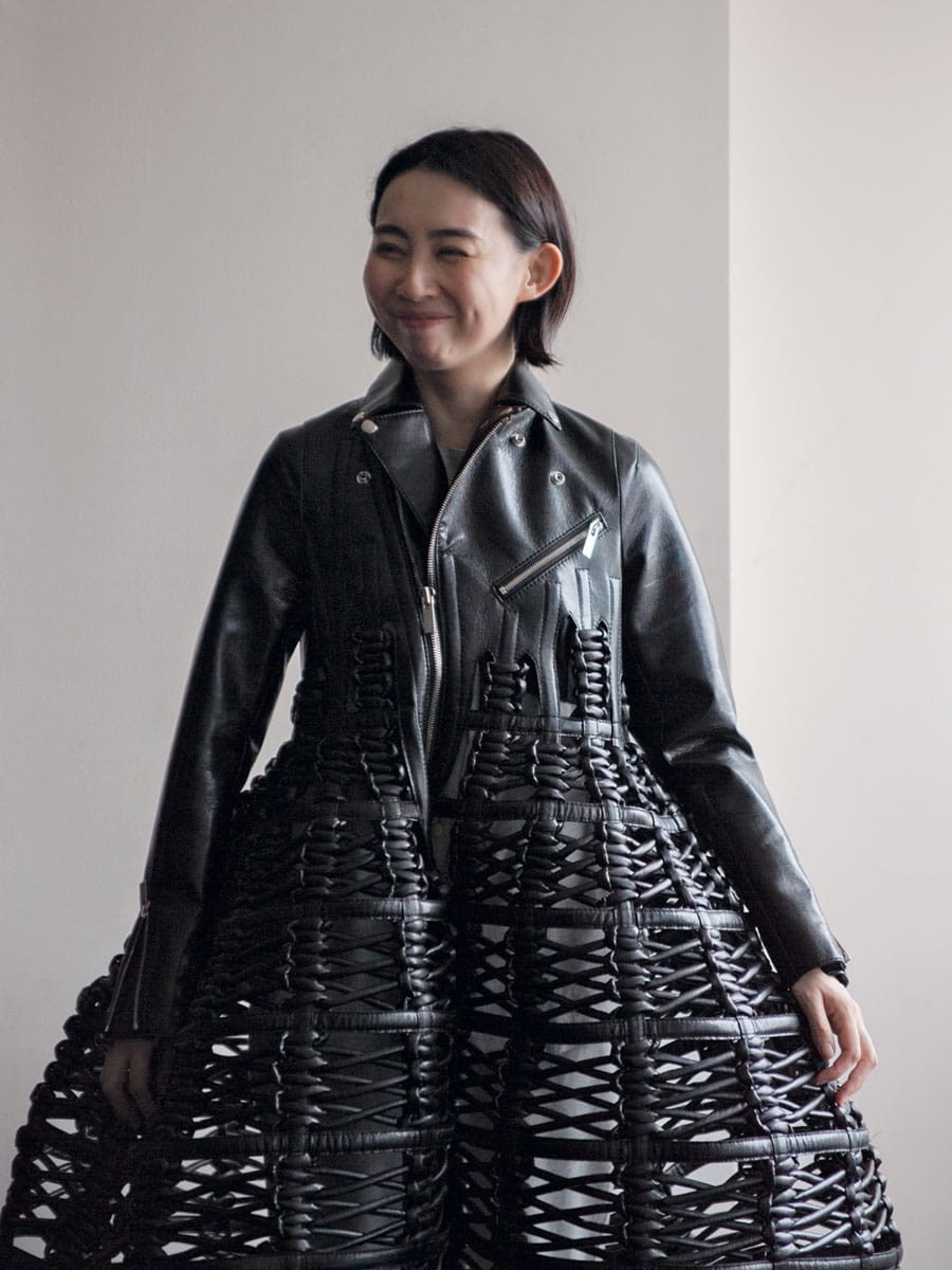 ドレスを纏う朝吹 - Slide:1