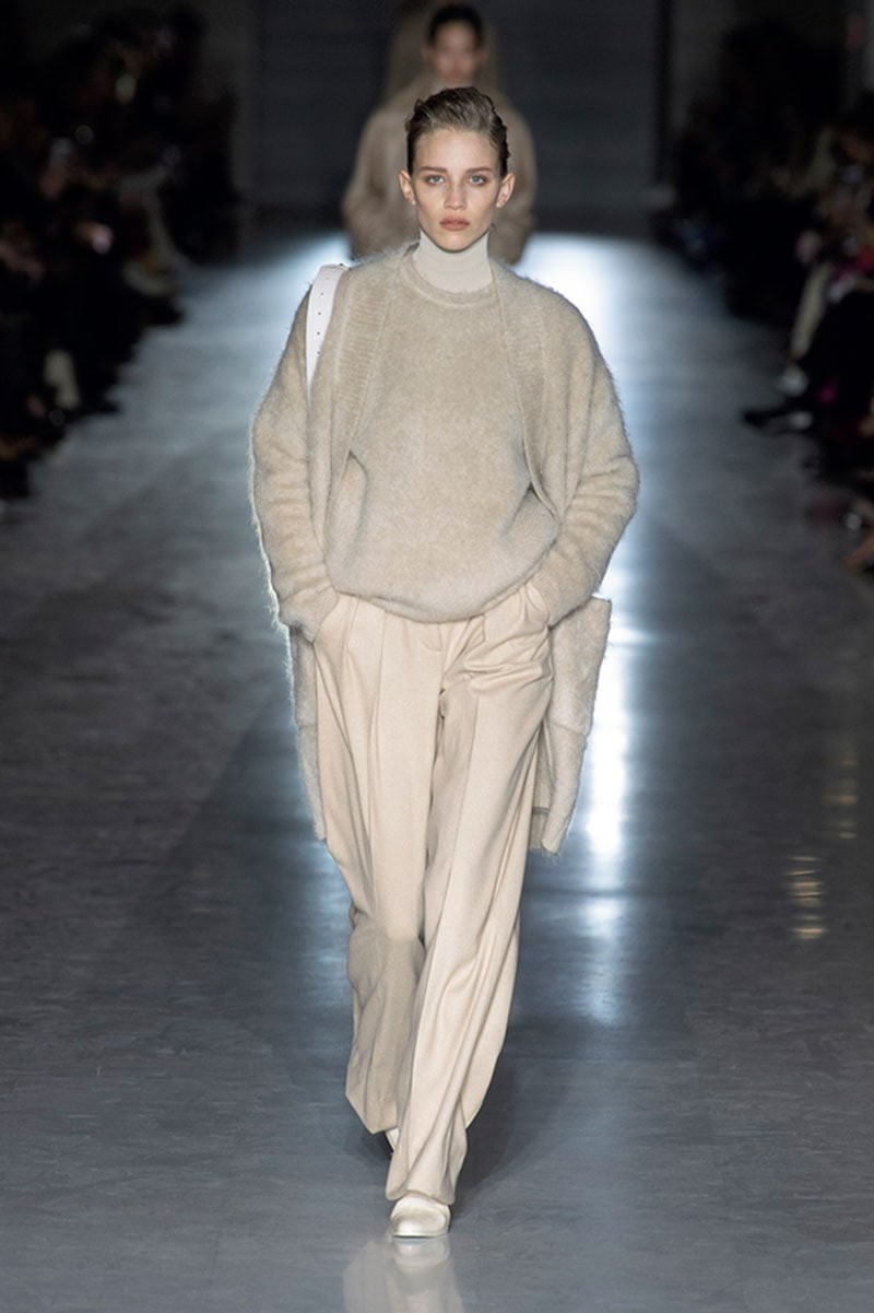 2019awmaxmara - Slide:1