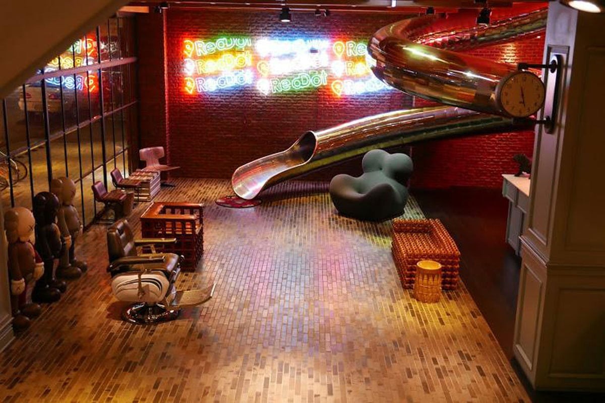 ステレオテニスさんの旅 レッドドットホテル - Slide:1